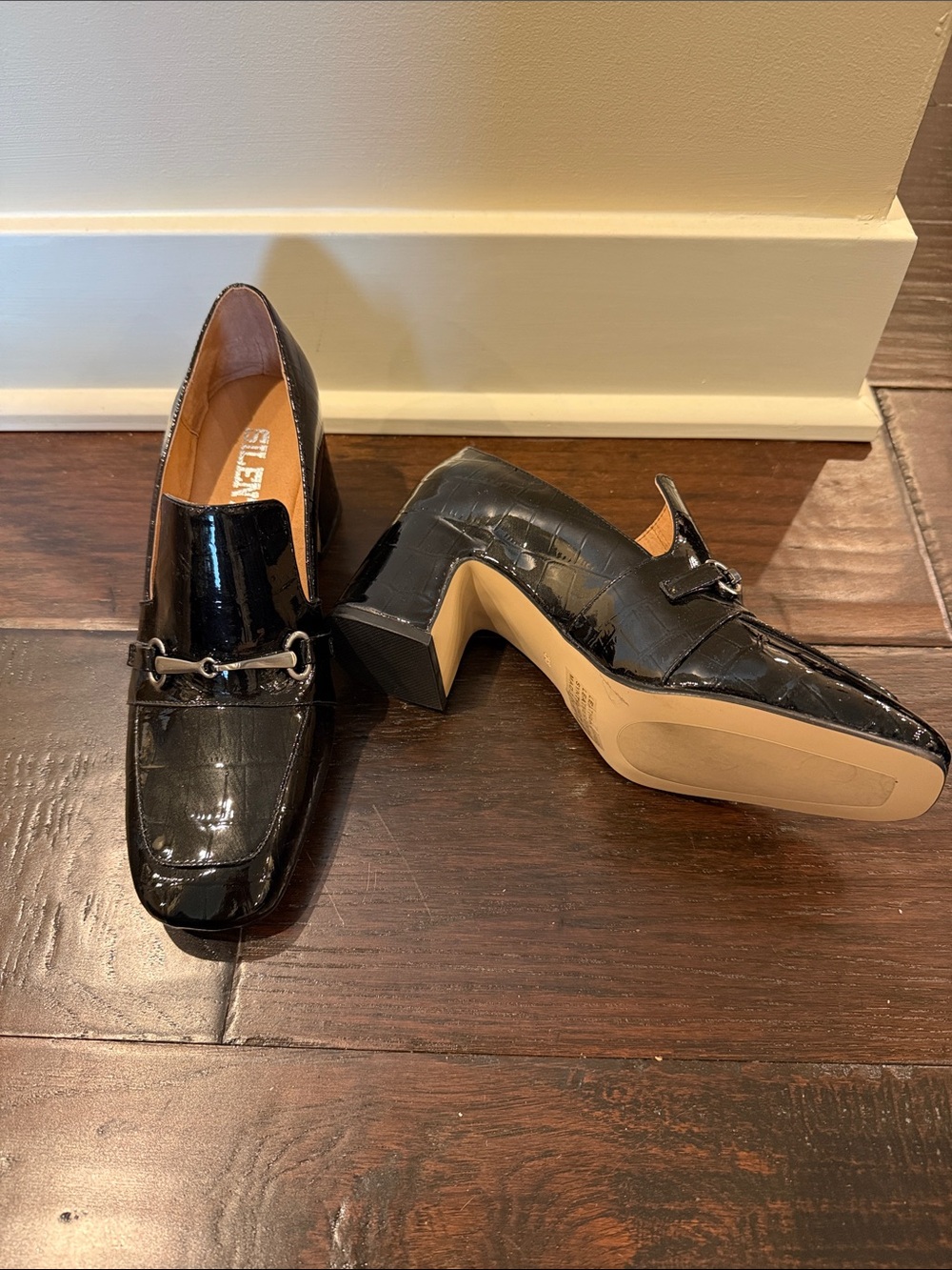 New silent D croc pattern patent heeled bit loafer
